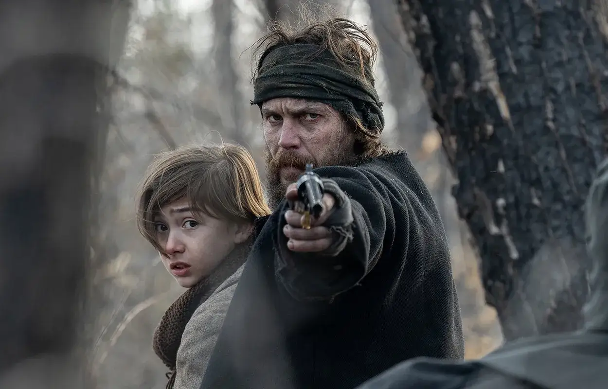 En man med pistol och ett barn i en skog. En scen från en av de där riktigt bra miniserierna som griper tag.