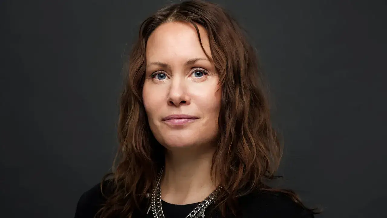 Portr&auml;tt av Therese Lundberg med bl&aring; &ouml;gon och brunt h&aring;r, b&auml;randes ett silverhalsband.