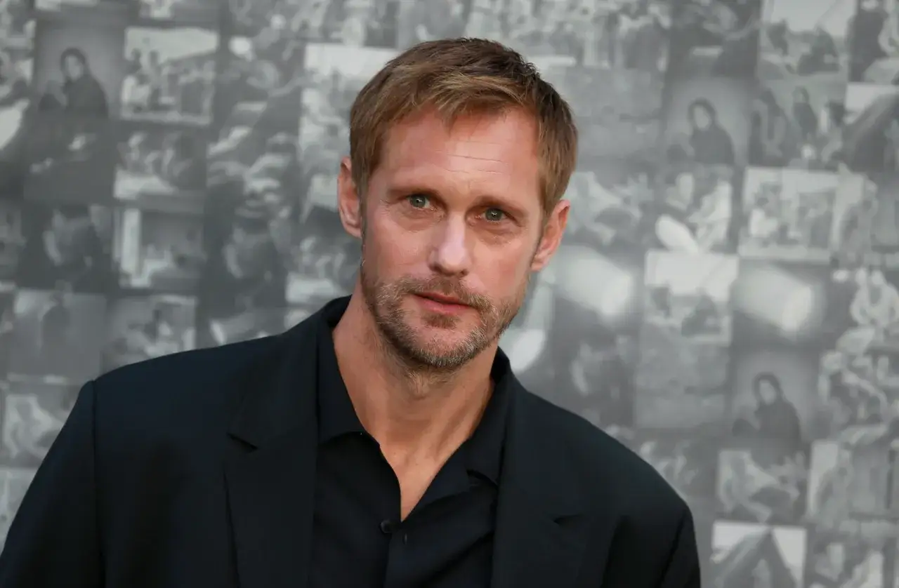 Alexander Skarsgård, en framstående manlig svensk skådespelare, poserar framför en bakgrund av svartvita bilder.