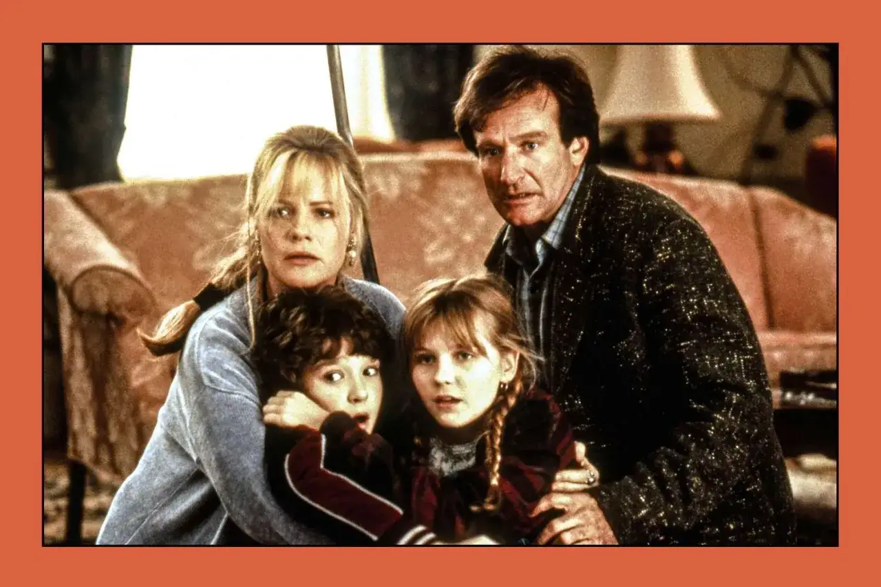 Familjen i Jumanji ser oroliga ut. Robin Williams, Bonnie Hunt och barnen Kirsten Dunst och Bradley Pierce &auml;r med i rollistan.