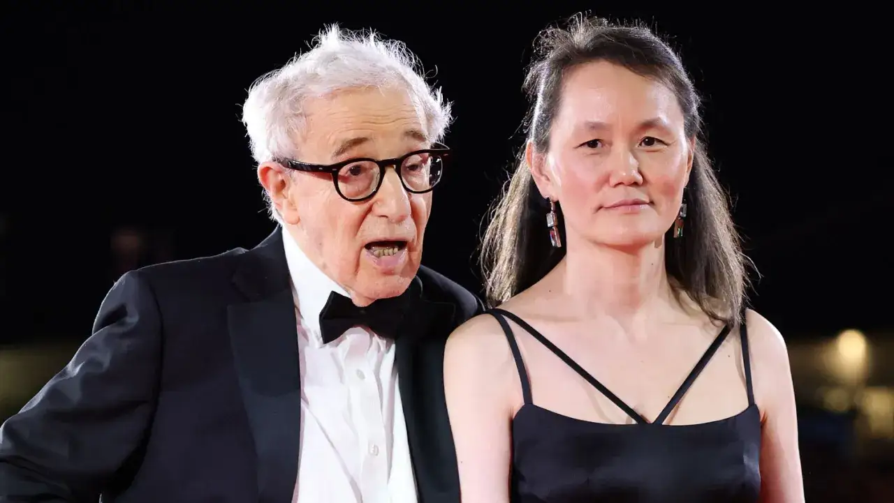 Woody Allen och Soon-Yi Previn på röda mattan. Han i smoking, hon i svart klänning. På tal om Afrodite, en modern tolkning av skönhet och konst.