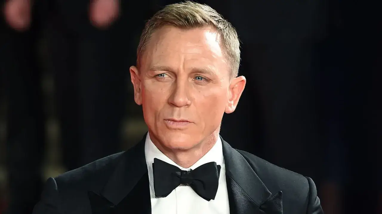 Daniel Craig, den ikoniska nya James Bond, i en elegant smoking med fluga.