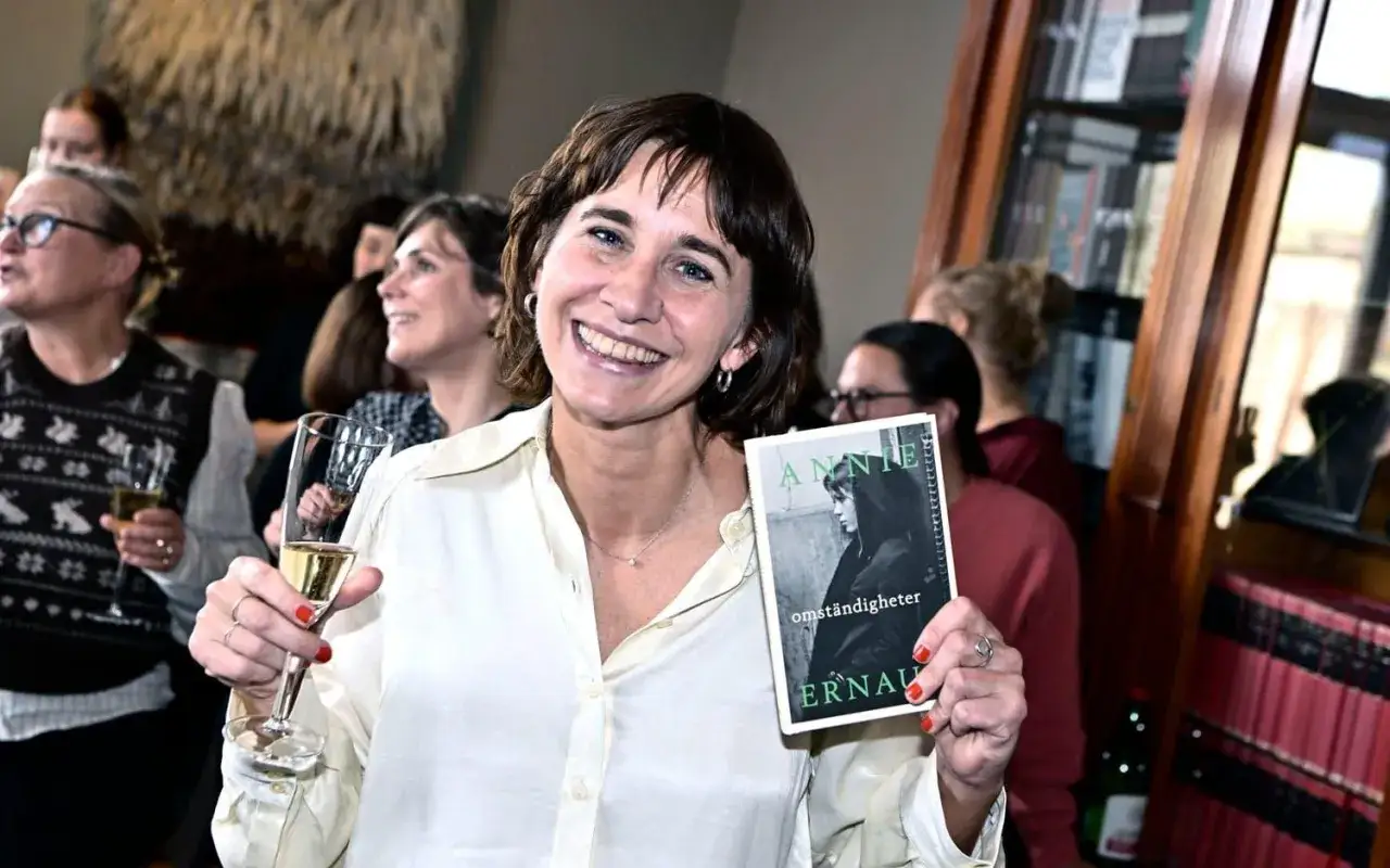 Lisa Lindberg håller upp boken