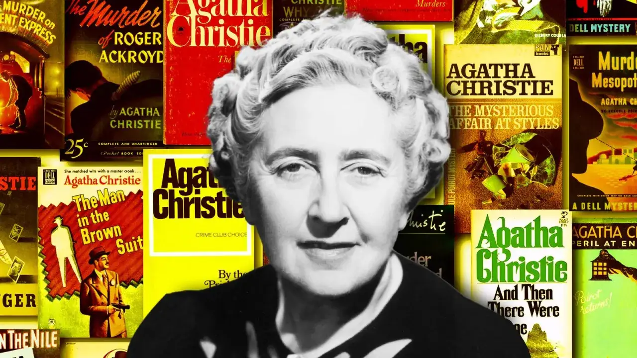 Agatha Christie omgiven av sina b&ouml;cker, inklusive 
