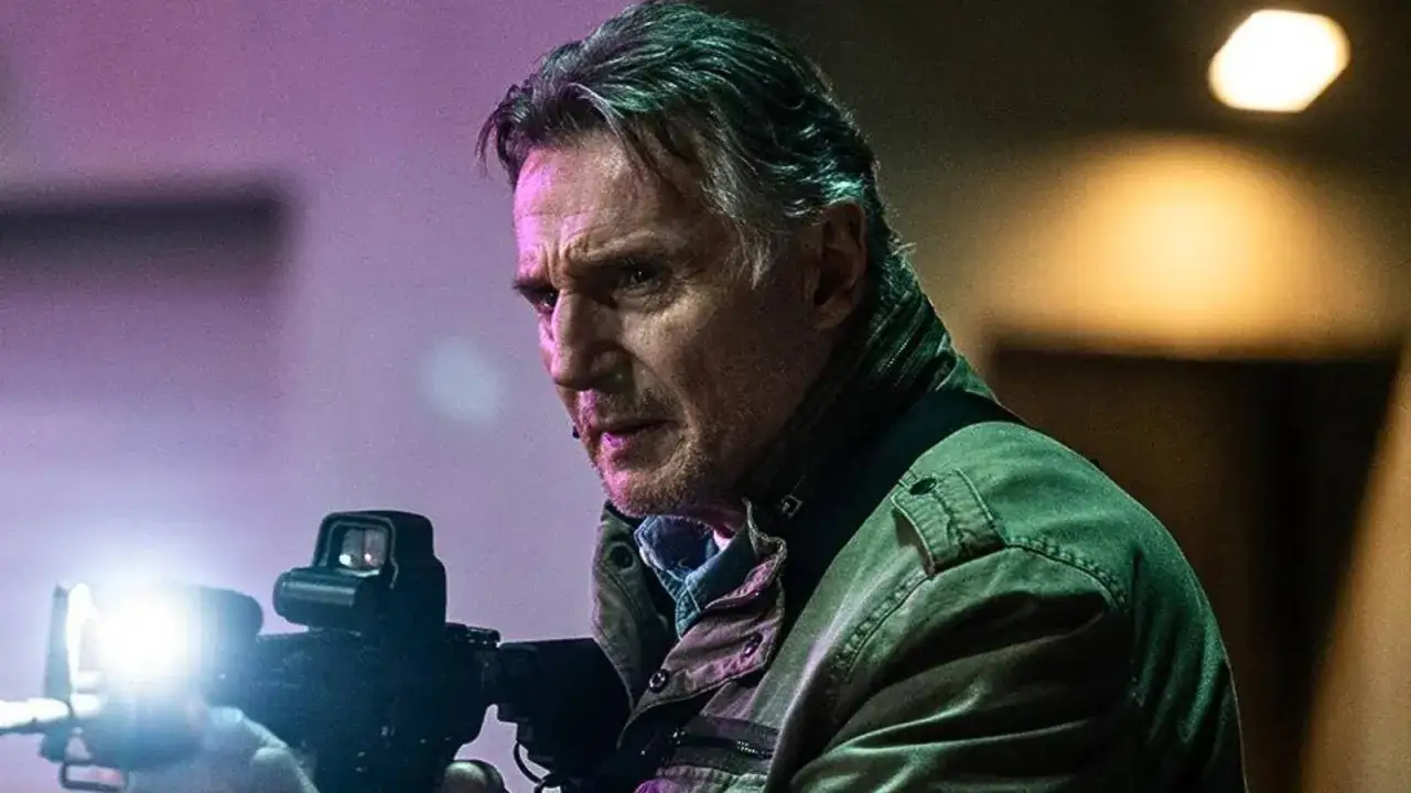 Liam Neeson i sin senaste film, redo för action med ett vapen.