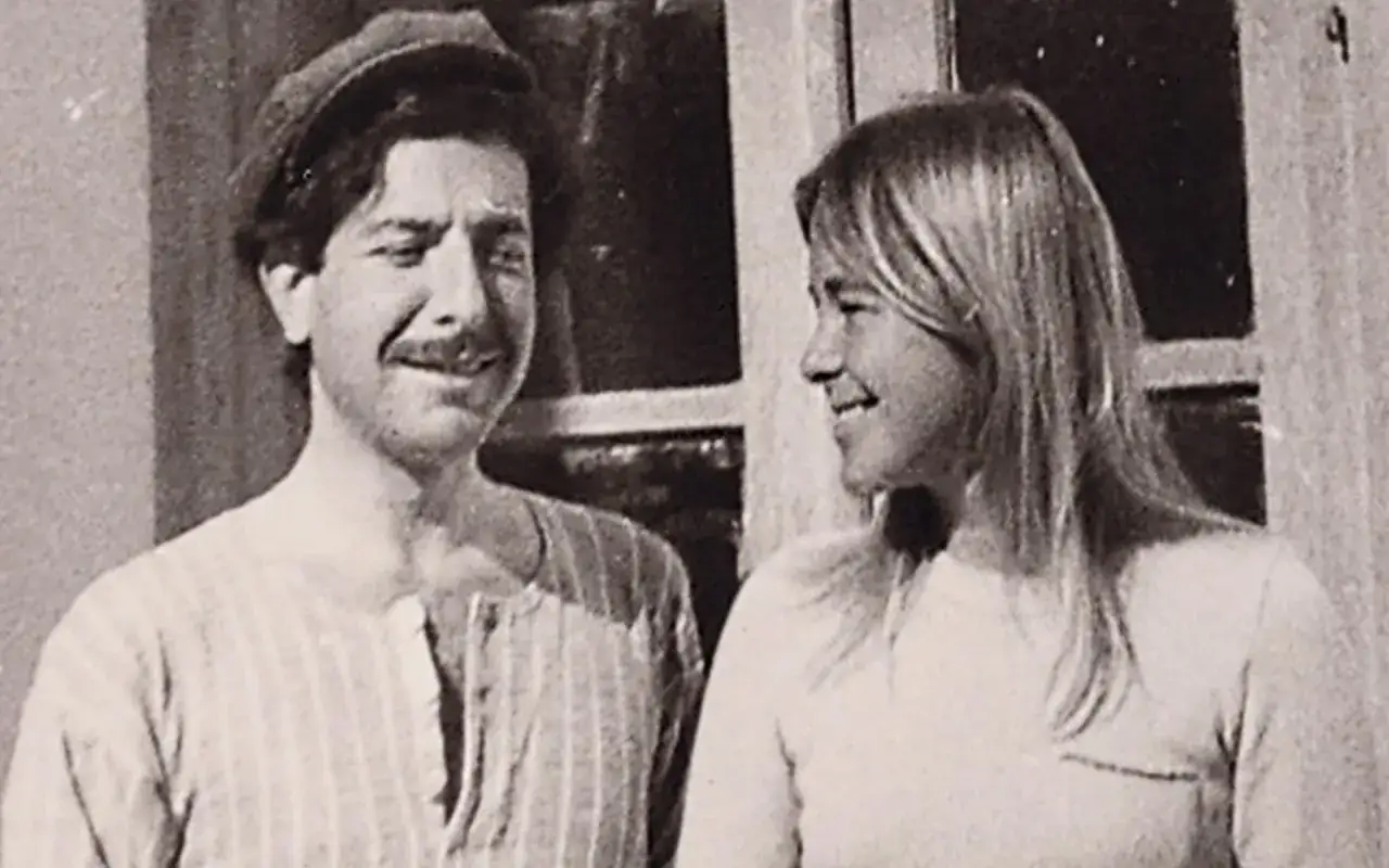 En ung Leonard Cohen och Marianne Ihlen ler mot varandra.