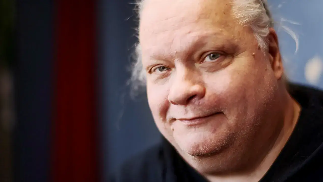 Närbild på Kjell Wilhelmsen, känd från filmer och tv-program. Hans vänliga blick möter kameran.