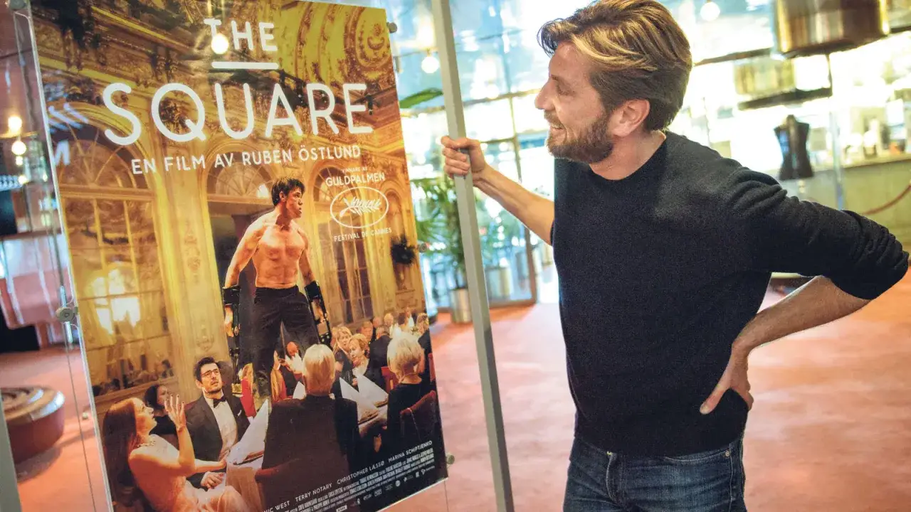 Man tittar på en affisch för filmen 