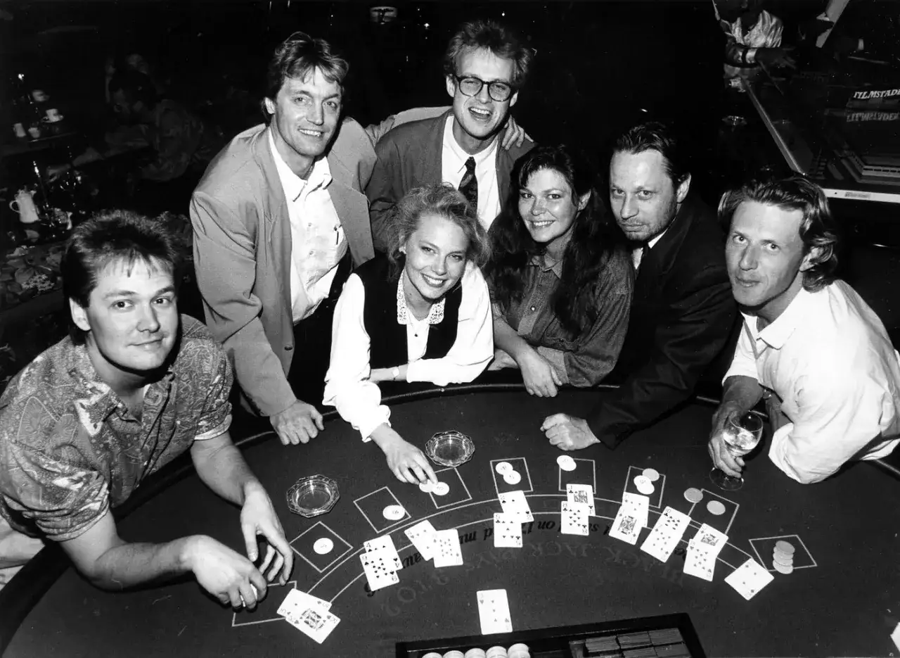 Medlemmar i dansbandet Black Jack 1990 vid ett blackjackbord.