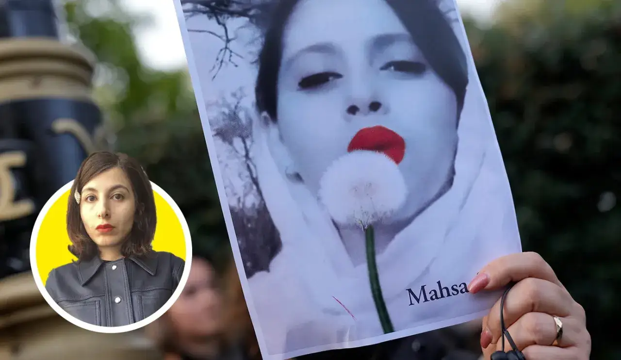 Atefeh Sebdani håller upp en bild på Mahsa Amini med en maskros.