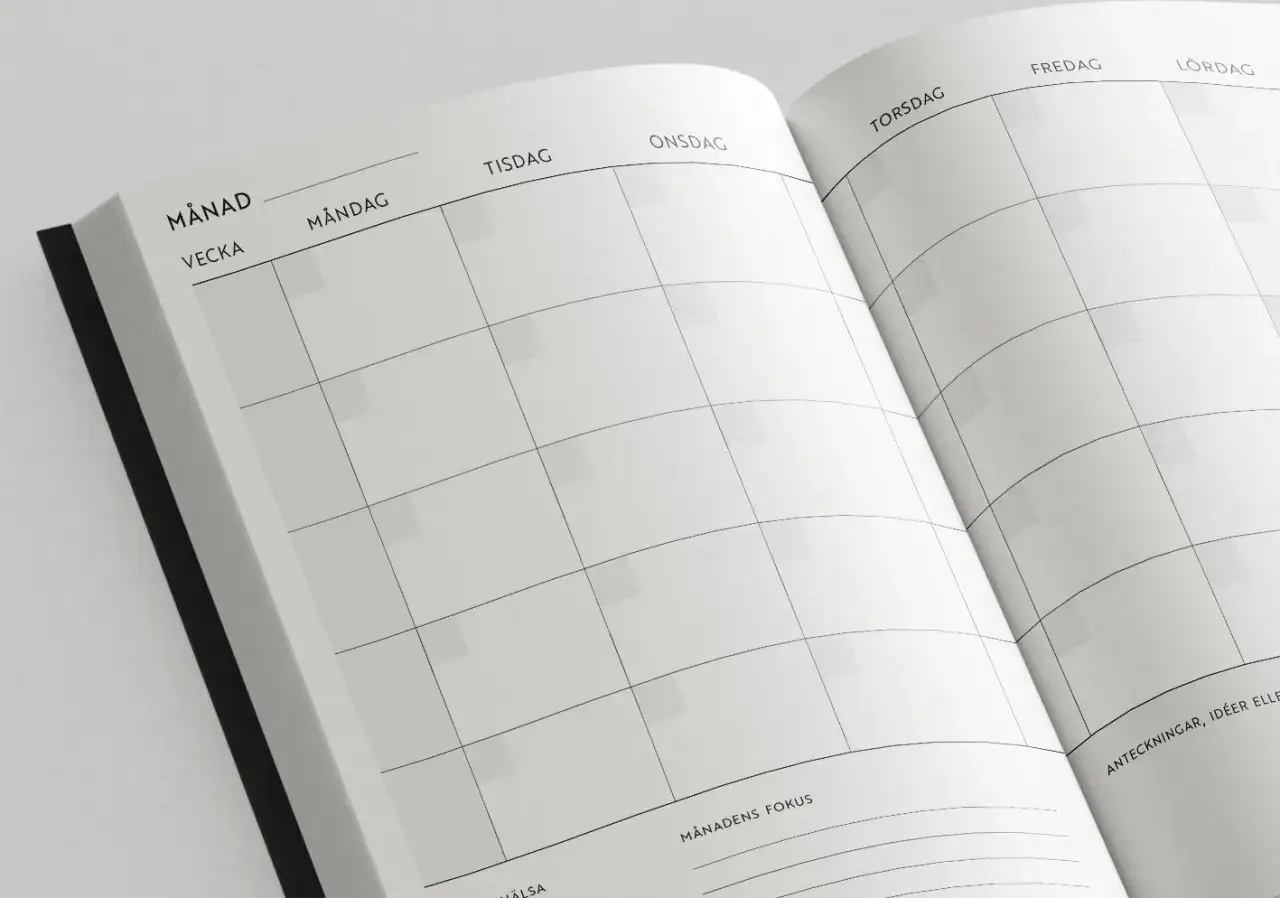 En öppen kalender med veckodagar. Planera din tid, kanske för att se hur lång tid det tar att skriva en bok.