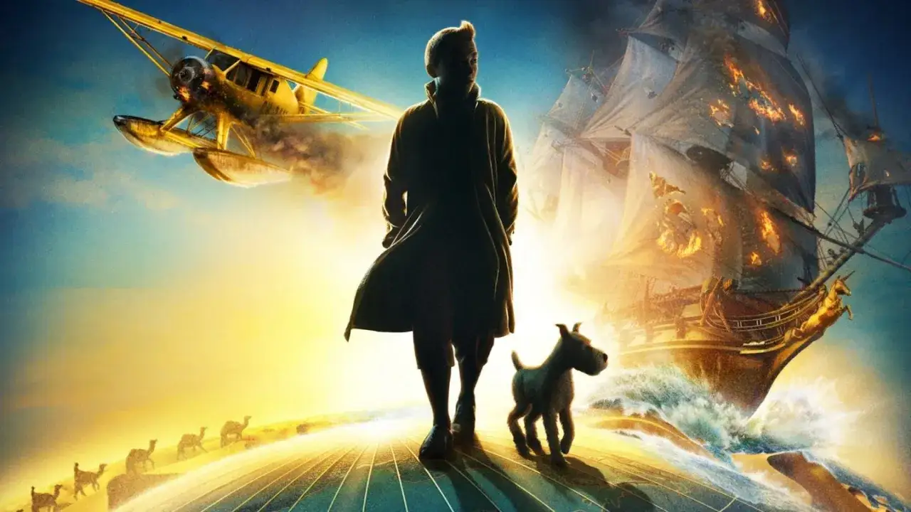 Tintin 2: Tintin och Milou st&aring;r framf&ouml;r ett brinnande skepp, med ett sj&ouml;flygplan ovanf&ouml;r och kameler i fj&auml;rran.