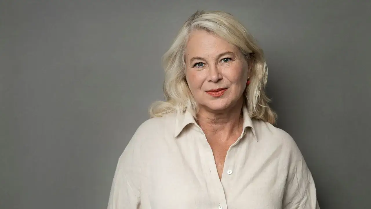 Helena von Zweigbergk, med sitt blonda hår och vänliga leende, ser ut som en person som vet hur man hanterar livet, kanske som en trygg partner.