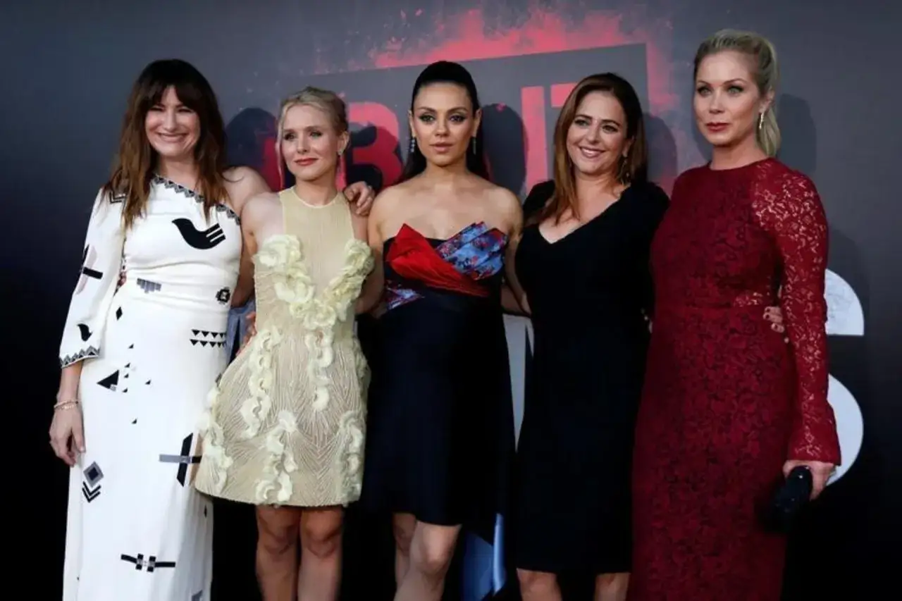 Skådespelerskorna från rollistan i Bad Moms, Kathryn Hahn, Kristen Bell, Mila Kunis, Christina Applegate och Jada Pinkett Smith, poserar på röda mattan.